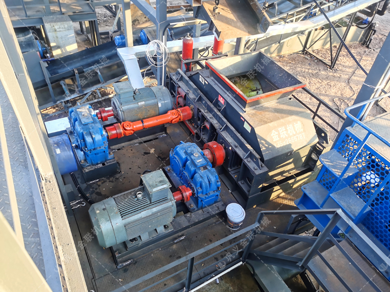 低轉(zhuǎn)速高壓力對輥制砂機(jī),憑什么成為高品質(zhì)機(jī)制砂的 “粒形守護(hù)神”? 低轉(zhuǎn)速高壓力對輥制砂機(jī),憑什么成為高品質(zhì)機(jī)制砂的 “粒形守護(hù)神”?